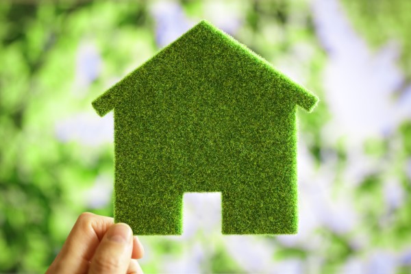 En qué invertir; imagen de la forma de una casa en un cuadro de césped siendo la opción para comenzar en el mundo de bienes raíces de una forma ecológica.